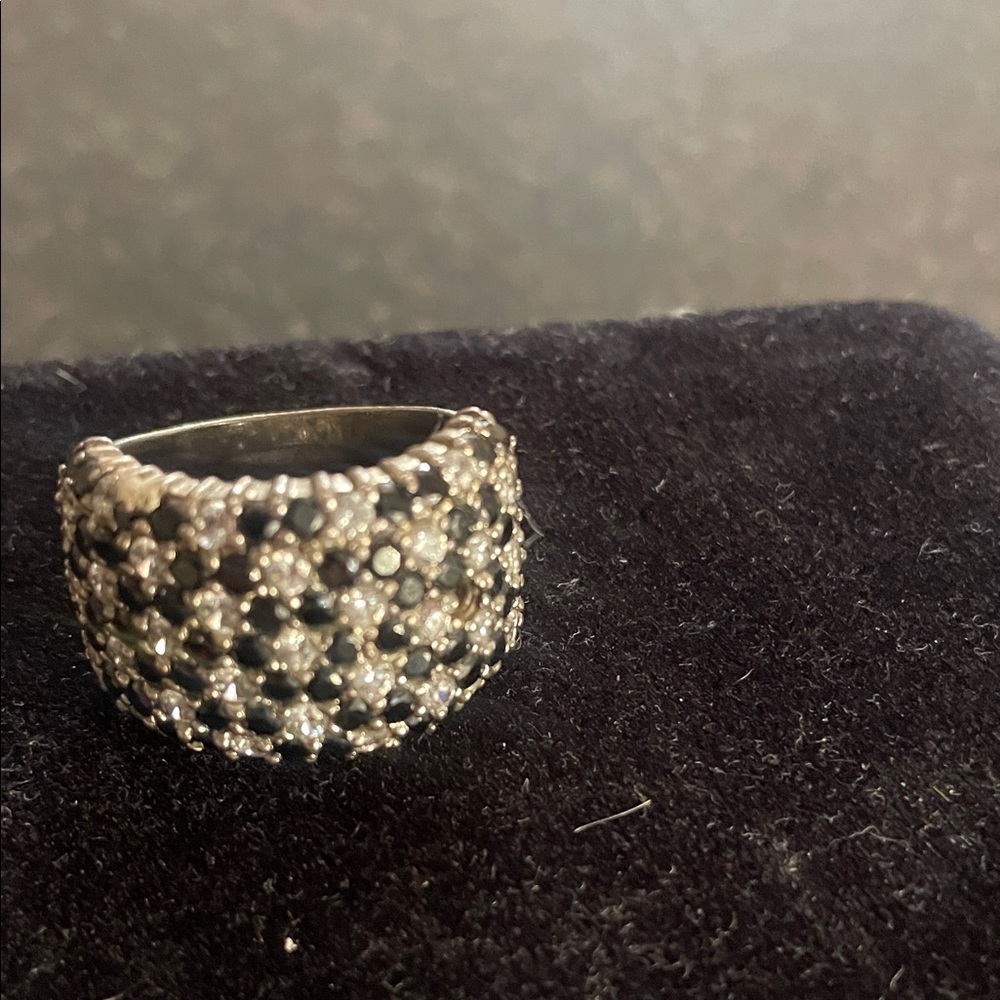 Elegant Black and Silver Women's Ring